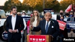 L'ancien maire de la ville de New York, Rudy Giuliani, avocat personnel du président américain Donald Trump, avec Eric Trump et de son épouse Lara Trump lors d'une conférence de presse à Philadelphie, Pennsylvanie, le 4 novembre 2020.