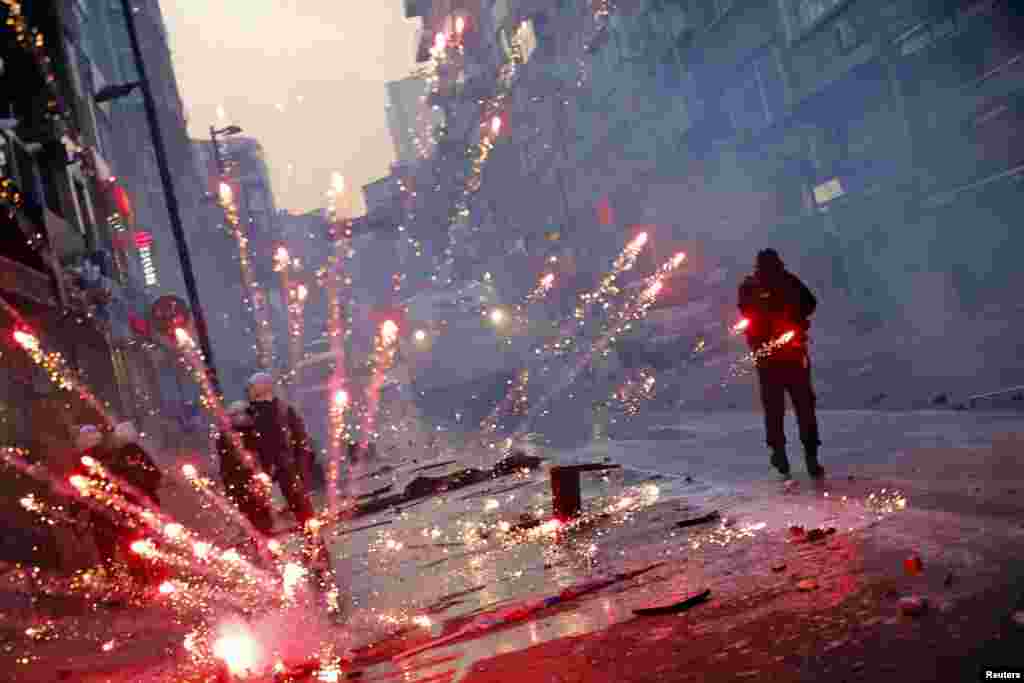 Demonstran anti pemerintah melemparkan kembang api dalam aksi protes atas tewasnya seorang demonstran remaja di Lapangan Taksim, Istanbul. 