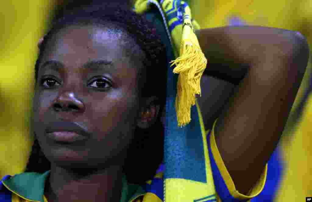Un supporter du Gabon est abattu après la défaite de son équipe lors du match de la Coupe d'Afrique des Nations Groupe A à Bata, en Guinée équatoriale, dimanche 25 janvier 2015.