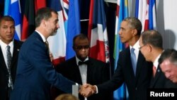 El presidente Barack Obama y el rey Felipe VI se saludan durante un banquete en honor de los líderes mundiales en la 69a. Asamblea General de la ONU el año pasado.