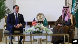 အမေရိကန်နိုင်ငံခြားရေးဝန်ကြီး Marco Rubio က ဆော်ဒီနိုင်ငံခြားရေးဝန်ကြီး မင်းသား Faisal bin Farhan Al Saud နဲ့ ဆော်ဒီအာရေးဘီးယားနိုင်ငံ၊ Riyadh မှာတွေ့ဆုံစဥ်။ (ဖေဖော်ဝါရီ ၁၇၊ ၂၀၂၅)