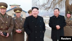 2014年8月北韓領導人金正恩視察防空部隊(資料圖片)