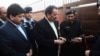 Jurnalis senior stasiun televisi Geo News Hamid Mir (kiri) menyaksikan petugas polisi menunjukkan bom yang ditemukan di bawah mobilnya kepada Menteri Dalam Negeri Rehman Malik (tengah) di Islamabad. (Foto: REUTERS/Sohail Shahzad)