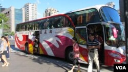 在台北101大楼前的陆客旅游巴士