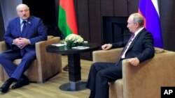El presidente ruso Vladimir Putin, a la derecha, y el presidente bielorruso, Alexander Lukashenko, hablan durante su reunión en el balneario de Sochi, Rusia, en el Mar Negro, el 28 de mayo 2021.