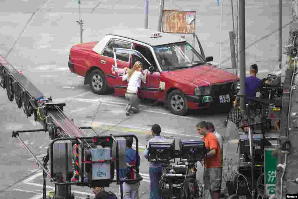 Aktris Nicola Peltz melakukan pengambilan gambar selama pembuatan film "Transformers: Age of Extinction" di Hong Kong.