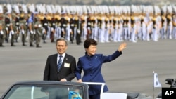 Presiden Korea Selatan Park Geun-hye didampingi Menteri Pertahanan Kim Kwan-jin dalam upacara peringatan hari jadi militer ke-65 (1/10). (AP/Jung Yeon-je)