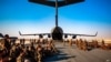 Los infantes de marina asignados a la 24ª Unidad Expedicionaria de la Infantería de Marina esperan un vuelo a Kabul, Afganistán, en la Base Aérea Al Udeied, Qatar, el 17 de agosto del 2021.