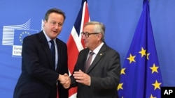 European Commission President Jean-Claude Juncker, right, greets British Prime Minister David Cameron prior to a meeting at EU headquarters in Brussels on June 28, 2016. 