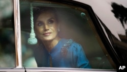 ARCHIVO - La reina Letizia de España abandona el parlamento español después del juramento de lealtad a la Constitución por parte de su hija, la princesa Leonor, durante un evento de gala que la hace elegible para ser reina de España algún día, Madrid, el 31 de octubre de 2023.