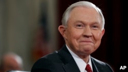 លោក Jeff Sessions ញញឹម​នៅ​ពេល​លោក​ធ្វើ​សក្ខីកម្ម​នៅ​វិមាន Capitol Hill ក្នុង​រដ្ឋធានី​វ៉ាស៊ីនតោន កាលពី​ថ្ងៃទី១០ ខែមករា ឆ្នាំ២០១៧។