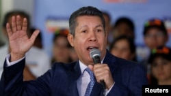 Kandidat presiden Venezuela dari kelompok oposisi, Henri Falcon, berbicara kepada media dalam konferensi pers di Caracas, Venezuela, 24 Januari 2018.