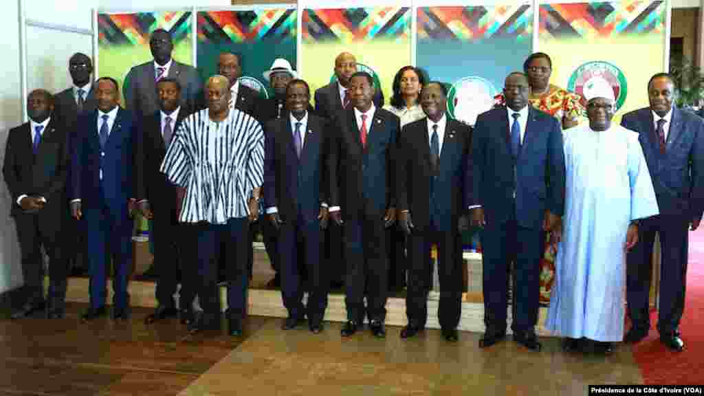 Les Chefs d'Etat et représentent des états membres de la Communauté Economique des Etats de l'Afrique de l'Ouest (CEDEAO) posent pour une photo lors du Sommet extraordinaire sur la maladie à virus Ebola et la situation au Burkina Faso, jeudi 06 novembre 2014, à Accra (Ghana).