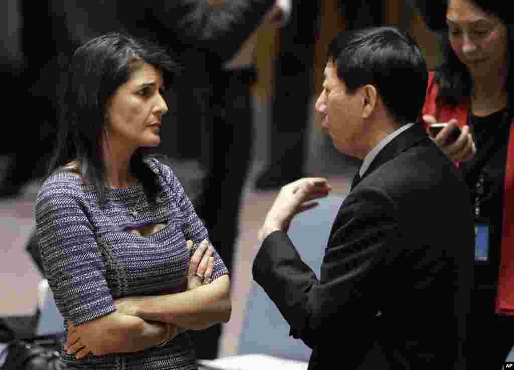 美国常驻联合国代表妮基·黑利与中国常驻联合国副代表吴海涛在联合国总部交谈(2017年12月22日) 。联合国安理会12月22日一致通过了对朝鲜的最新制裁决议。这项由美国提出的制裁决议将大幅度减少朝鲜的成品油进口、遣返朝鲜在海外的工人,并对朝鲜运输船只严加查扣。美国驻联合国大使说,这是迄今为止对朝鲜最严厉的制裁决议。