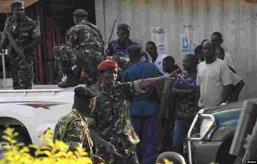 L'ancien ministre de la Défense du Burundi, Cyrille Ndayirukiye (C) pointe vers une direction au cours d'une tentative de coup dans la capitale Bujumbura, le 13 mai 2015.