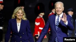 Rais wa Marekani Joe Biden akiandamana na mke wake Jill Biden muda mfupi baada ya kuwasili Uingereza