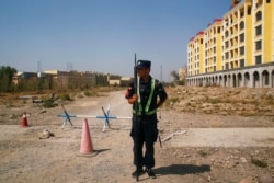Seorang petugas polisi China di jalan dekat pusat pendidikan kejuruan di Yining di Daerah Otonomi Uighur Xinjiang, China, 4 September 2018. (Foto: Reuters)