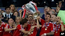 Para pemain Bayern Munich merayakan kemenangan sebagai juara Liga Champions 2013 dengan mengalahkan klub Bundesliga lainnya, Borussia Dortmund di stadion Wembley, London dengan skor 2-1 (25/5). 