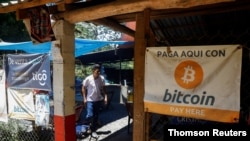 En 2019, los negocios ya comenzaban a cobrar con bitcoin, en la playa El Zonte. Una práctica a la que se han negado a renunciar.