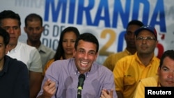 El líder opositor venezolano Henrique Capriles en conferencia de prensa en Caracas, un día después de que la oposición ganara una mayoría en la Asamblea Nacional en elecciones legislativas. 
