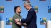 Presiden Ukraina Volodymyr Zelenskyy dan Sekretaris Jenderal NATO Jens Stoltenberg berjabat tangan saat konferensi pers di sela KTT para pemimpin NATO di Vilnius, Lithuania, 12 Juli 2023. (Foto: REUTERS/Ints Kalnins)