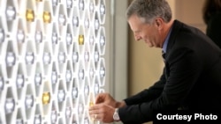 Inductee Stan Honey adds his name plaque to the Gallery of Icons (Photo by Jay Premack/USPTO)