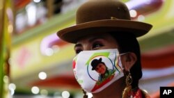 Una mujer asiste a una boda simulada durante el levantamiento parcial de las restricciones en medio de la pandemia de COVID -19 en un salón de baile en La Paz, Bolivia, el miércoles 7 de octubre de 2020.