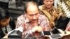 Kepala PPATK Kiagus Ahmad Badaruddin memberikan penjelasan kepada media di kantor PPATK, Jakarta Selasa 29 Agustus 2017. (Foto: VOA/Andylala)