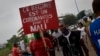 Les Maliens manifestent sur la place de l'Indépendance à Bamako le 5 juin 2020. (Photo: MICHELE CATTANI / AFP)