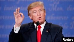 دونالد ترمپ می گوید "هیلری کلنتن در این انتخابات برخلاف ایجاد تغییر است." 