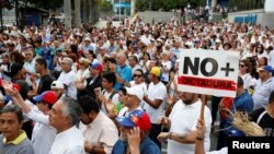 Des manifestants de l'opposition se sont réunis contre le président Nicolas Maduro, à Caracas, au Venezuela, le 15 avril 2017.