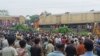 ​ປະ​ຊາ​ຊົນ​ເບິ່ງ​ພະ​ນັກ​ງານ​ກູ້​ໄຟ​ເຮັດ​ວຽກ ຫຼັງ​ຈາກ​ລົດ​ໄຟ​ບັນ​ທຸກ​ສິນ​ຄ້າ​ຕຳ​ເຂົ້າ​ໃສ່​ລົດ​ໄຟ​ດ່ວນ ການ​ຄານ​ຈັງ​ກາ, ລັດ ເບັງ​ກາ​ລ​ ຕາ​ເວັນ​ຕົກ, ອິນ​ເດຍ, 17 ມິ​ຖຸ​ນາ 2024.