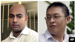 Terpidana hukuman mati asal Australia, Myuran Sukumaran (kiri) dan Andrew Chan (kanan) dalam sidang di Bali. (Foto: Dok)