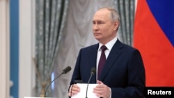 Rais wa Russia Vladimir Putin akihudhuria sherehe za kuadhimisha Siku ya Kimataifa ya Wanawake huko Kremlin Moscow, Machi 8, 2023.REUTERS