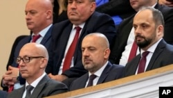 Тензиите меѓу Белград и Приштина се зголемија од 24 септември, кога околу 30 вооружени Срби се забарикадираа во српскиот православен манастир во близина на селото Бањска, на северот на Косово, претежно со Срби.