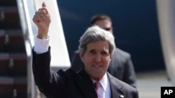 Menlu AS John Kerry di bandara internasional Manila, Filipina (17/12).