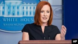 L'attachée de presse de la Maison Blanche, Jen Psaki, fait appel à un journaliste lors d'un point de presse dans la salle de briefing de la Maison Blanche à Washington, le jeudi 22 juillet 2021.