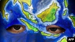 Aksi seseorang dalam mengekspresikan doa dan dukungan terhadap penumpang pesawat Malaysia Airlines (MAS) penerbangan MH370 yang hilang, di bandar udara Kuala Lumpur di Sepang.