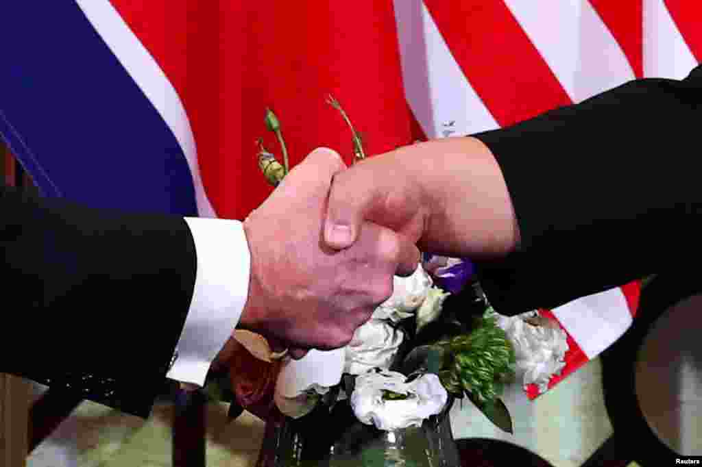 Trump akisalimiana na Kim