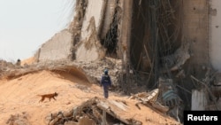 Un equipo de rescate francés recorre áreas aledañas al puerto de Beirut en busca de sobrevivientes tras la explosión en un depósito el 4 de agosto de 2020.