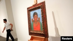 Artist Frida Kahlo's painting "Nina Con Collar" sits on an easel at Sotheby's auction house in New York, Nov. 14, 2016. The painting sold for $1.81 million Tuesday, Nov. 22, 2016.