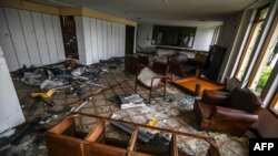 Vista general del consulado venezolano en Bogotá en ruinas después de ser saqueado durante meses, el 28 de julio de 2020.