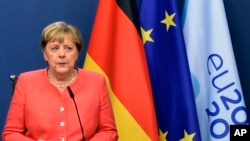 La chancelière allemande Angela Merkel s'exprime lors d'un sommet de l'UE à Bruxelles, vendredi 2 octobre 2020 où les dirigeants de l'Union européenne évalueront l'état de leur économie et l'impact de la pandémie de coronavirus. (Photo AP/Johanna Geron)