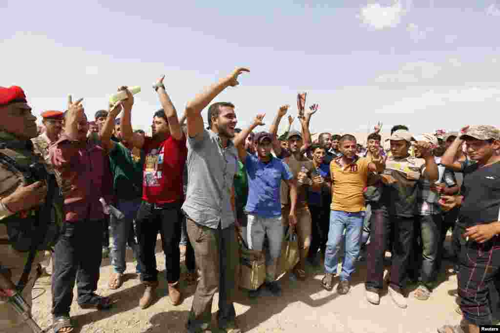 Volunteers who have joined the Iraqi Army to fight against the predominantly Sunni militants chant slogans, Baghdad, June 13, 2014. 