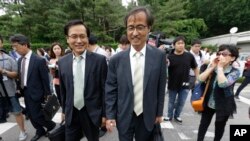 21일 한국 서울중앙지방법원에서 북한 식당 종업원 12명에 대한 인신보호법상 구제 청구 소송을 마친 민주사회를 위한 변호사모임 채희준(왼쪽), 천낙붕 변호사가 법원을 나서고 있다.