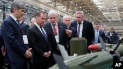 Заступник голови Ради безпеки РФ Дмитро Медеведєв та генеральний директор концерну "Калашніков" Володимир Лепін, Іжевськ, 24 січня, 2023.