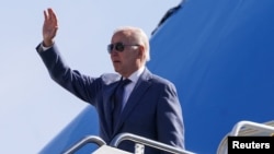 El presidente de Estados Unidos, Joe Biden, sale de Washington rumbo a Irlanda, desde la Base Conjunta Andrews en Maryland, el 11 de abril de 2023.