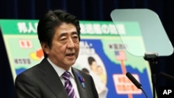 PM Jepang Shinzo Abe dalam konferensi pers di rumah dinasnya di Tokyo (1/7).