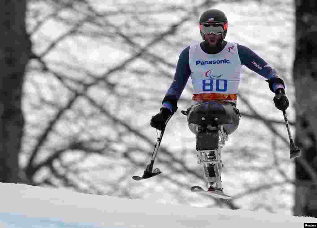 Pemain ski Amerila Heath Calhoun AS dalam pertandingan ski putra alpine Super-G kombinasi Super dalam pertandingan Paralimpiade Musim Dingin 2014 Sochi di Pusat Alpine Rosa Khutor, Rusia.