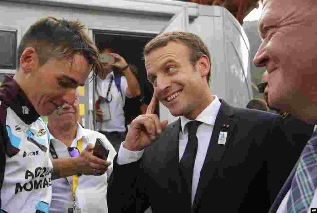 ប្រធានាធិបតីបារាំង Emmanuel Macron និយាយជាមួយ Romain Bardet ខណដែលនាយករដ្ឋមន្រ្តីដាណឺម៉ាកលោក Lars Lokke Rasmussen បន្ទាប់ពីជុំទី០៨នៃការប្រណាំងកង់ Tour de France។